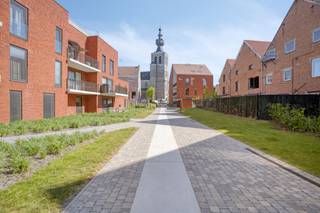 <h2><strong>Nieuwbouw met karakter te Werchter: instapklare BEN-woning met garagebox op een unieke site</strong> </h2><p><strong><br /></strong>–<strong>Interessante aankoopformule onder registratierechten</strong>–</p><p>–<strong>Ondergrondse staanplaats met laadpaal optioneel bij aan te kopen</strong>–</p><p>Wakker worden in een stukje geschiedenis, maar met oog op de toekomst. Wonen in de gezellige dorpskern, en toch nabij het groen. Dat kan allemaal, in deze nieuwbouwwoning op de karaktervolle site van een voormalige brouwerij. Ontwaken doe je dus als een koning, in je eigen rijk van rust.</p><p>Een halfopen thuis, nieuw gebouwd in 2023. Vanuit de hal bewandel je de open leefruimte. Deze fungeert als het kloppend hart van je woning waarin je moeiteloos culinair kan experimenteren, of als host kan excelleren. Grote, verticale raampartijen verleiden je blik naar buiten, richting je omheinde, onderhoudsvriendelijke tuin. Dankzij de gunstige oriëntatie geniet je hier volop van natuurlijk licht, terwijl het terras op het zuiden ligt en zich al snel ontpopt tot jouw favoriete plek voor een ochtendkoffie of een glas ’s avonds.</p><p>Tot slot op het gelijkvloers nog een enorm praktische berging en wasplaats. Het strakke en hedendaagse design zet zich ook verder op de eerste etage. Hier tref je drie volwaardige slaapkamers – waaronder één met geweldige doorloopdressing – een stijlvolle badkamer met zowel ligbad als inloopdouche en een apart toilet. Vandaag geniet je hier van drie volwaardige slaapkamers, maar dankzij de doordachte indeling creëer je moeiteloos een vierde kamer met aparte toegang — ideaal als bureau, dressing, hobbyruimte of babykamer.</p><p>Deze nieuwbouw BEN-woning (met E-peil 10) mag je absoluut rekenen als een slimme investering. Een energetisch meesterwerk: in deze tijden, een waar geschenk. Want dankzij de warmtepomp, vloerverwarming, zonnepanelen en een thuisbatterij leef je hier vrijwel onafhankelijk. Daarbovenop geniet je nog van een vrijstelling van onroerende voorheffing, wat het financiële plaatje nog aantrekkelijker maakt. Voor fietsen is er een gemeenschappelijk laadpunt voorzien in de fietsenstalling. En alsof dat nog niet genoeg was, bezit je ondergronds een finale troef: een dubbele garagebox met een royale afmeting van 30 m².</p><p>En zet je al eens graag een stapje in de groene wereld, dan is deze ligging ongezien subliem. Hier woon je in een serene, landelijke cocon met talloze wandel- en fietsroutes langs de Demer. Ook de bakker, die gezellige bistro, het café op de hoek of een school voor de rakkers, liggen op wandelafstand.</p><p>Kortom, geen zin in plannen, verbouwen of compromissen? Enkel verhuizen en beginnen? Snak je naar instapklaar wonen met karakter? Geef Jes dan snel een seintje, en wie weet wordt jij hier binnenkort wakker.</p><p></p><figure><div></div></figure><p></p>