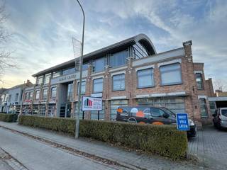 Knap architecturaal <strong>kantoorgebouw</strong> (oude kartonfabriek) met op de gelijkvloerse verdieping drie handelsruimtes (+/- totaal 600 m²) (waarvan er 2 verhuurd zijn) en woning op een <strong>terrein van +/- 3.915 m²</strong>.<br /><br />De kantoorruimte is toegankelijk via een aparte inkom, voorzien van lift en trap. De kantoorruimtes zijn op heden ingericht met enkele landscape kantoren alsook afzonderlijke kantoorruimtes, vergaderzalen en archief. Alle ruimtes genieten optimaal van daglicht. Op elke verdieping is er sanitair en een kitchenette aanwezig. Pluspunt is het ruime terras van +/- 170 m² op de tweede verdieping.<br />Aanwezigheid van 36 overdekte en afgesloten parkeerplaatsen en 16 open parkeerplaatsen. <br /><br />Goede bereikbaarheid naar het station van Brugge met het openbaar vervoer, station St-Pieters-Brugge situeert zich op wandelafstand. Centraal gelegen met een vlotte bereikbaarheid naar zowel de Expresweg als de E40/E403.<br />Ook geschikt voor projectontwikkeling.<br /><br />Contacteer <strong>PANORAMA B2B</strong> voor meer informatie omtrent de mogelijkheden <strong>0479 70 70 73</strong>.