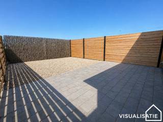 Op zoek naar een instapklare woning vlak bij het station én het bruisende stadscentrum van Ieper? Dan is deze recent gerenoveerde woning absoluut een bezoek waard. Deze woning beschikt bovendien over een EPC met A-label (93 kwh/m²) en is dus future-proof! Ook de elektriciteit is conform.<br /><br />Bij het binnenkomen kom je terecht in een praktische inkomhal met apart toilet. De lichtrijke leefruimte sluit mooi aan op de open, volledig uitgeruste keuken en vormt het gezellige hart van de woning. Van hieruit heb je toegang tot de aangename tuin met terras, ideaal om rustig te ontspannen of buiten te genieten met familie en vrienden.<br /><br />Op de eerste verdieping bevinden zich drie volwaardige slaapkamers en een moderne badkamer met inloopdouche. De zolder biedt bovendien extra bergruimte of mogelijkheden naar de toekomst toe.<br /><br />Extra troeven zijn de aparte buitenfietsenberging en de autostandplaats, een grote meerwaarde op deze centrale ligging.<br /><br />Een verzorgde, comfortabele woning met alle hedendaags wooncomfort op wandelafstand van station, centrum, winkels en voorzieningen. Zeker het ontdekken waard!