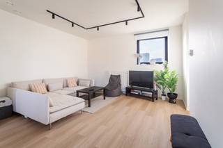 <div>
<div>
<div>
<div>
<div>
<div>
<p>Penthouse met 4 slaapkamers, 2 badkamers en 4 staanplaatsen te koop op toplocatie</p>
<p>Locatie:<br />Penthouse op een zeer centrale en trendy ligging in Antwerpen-Dam, vlak bij het nieuwe park ‘Spoor Noord’. ‘Den Dam’ is een voormalige havenwijk die volledig heropleeft. Je wandelt er tussen gezellige plekjes, groene parken en karaktervolle gebouwen. Doorheen het jaar zijn er tal van activiteiten zoals markten en zomerbars. Deze buurt is uitgegroeid tot een dynamische en aangename omgeving.</p>
<p>Beschrijving:<br />Aan de Viaduct-Dam bevindt zich dit ruime en lichtrijke penthouse, gelegen op de bovenste verdieping van een studentenresidentie. Het appartement is bereikbaar via trap en lift. De inkom bevindt zich in de eetkamer, die onmiddellijk toegang biedt tot het ruime terras. De open en volledig geïnstalleerde keuken sluit mooi aan op de gezellige leefruimte.</p>
<p>Het penthouse beschikt over vier volwaardige slaapkamers en twee badkamers. De eerste badkamer is uitgerust met douche, toilet en lavabo. De tweede badkamer beschikt over een douche en dubbele lavabo. Daarnaast is er een apart toilet en een praktische berging met aansluiting voor wasmachine en/of droogkast. <br /><br />Bijzonderheden:<br />– Ruim terras<br />– Centrale ligging nabij invalswegen<br />– EPC: 167 kWh/m² jaar<br />– 4 ondergrondse staanplaatsen verplicht bij aan te kopen</p>
</div>
</div>
</div>
</div>
</div>
</div>