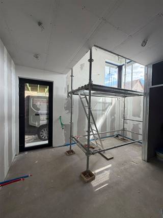 <p><strong>Energetische eengezinswoning te Haasrode, Oud-Heverlee</strong><br /><br />Wij bieden u een energetische renovatie namelijk een halfopen bebouwing op heden in zijn laatste fase van renovatie en dit gelegen op een perceel van meer dan 2are. Het pand werd ontworpen met oog voor lichtinval, materiaalkeuze en het ruimtelijk gevoel. Zo omvat deze woning 5 slaapkamers en 2 badkamers. De vijfde slaapkamer is een masterbedroom met ensuite badkamer en dressing. Ook een bureau ruimte is voorzien in dit pand.  Verder is er een carport, ruim terras en mooi aangelegde groene tuin. Door de combinatie van zonnepanelen, maximale muur- en dakisolatie en het kiezen voor een gascondensatieketel bekomt men hier een LABEL A. </p><p><span><strong>Dit pand is kiezen voor ruimte en rust rekening houdende met toekomstige energetische normen. Deze woning kan uw thuis worden. Vraag het lastenboek en de plannen op en plan gewoonweg een bezoek ter plaatse met onze vastgoedmakelaar Jacky: </strong></span><span><strong>jacky@connect-immo.be</strong></span><span><strong> - 0495 53 46 49. </strong></span></p><br />