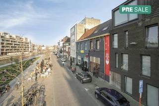 Handelspand te koop in Kortrijk. Het pand is gelegen aan de Verlaagde Leieboorden, een echte toplocatie.Indeling: - Kelder- Commercieel...