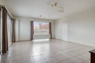 <p><span>Op een ideale locatie vind je dit instapklare appartement dat van A tot Z werd vernieuwd. Dankzij de ligging op de 5de verdieping geniet je van een adembenemend, wijds uitzicht over de volledige omgeving. Dit appartement combineert modern wooncomfort met een prachtige lichtbeleving. Ideaal voor wie zonder zorgen wil verhuizen naar een stijlvolle, volledig vernieuwde woonst.</span></p><p><span> </span></p><p><span>Indeling</span><span>:</span></p><p><span>Exceptioneel ruime living met grote raampartijen en overvloedig lichtinval dankzij de hoekligging en mogelijkheid om hier een derde slaapkamer te maken</span></p><p><span>Nieuwe, tijdloze keuken met kwalitatieve toestellen en directe toegang tot een gezellig terrasje (nieuw van 2008)</span></p><p><span>Luxueuze badkamer met ligbad met douchemogelijhied, toilet en afgewerkt met hoogwaardige materialen (nieuw van 2019)</span></p><p><span>Apart gastentoilet voor extra comfort</span></p><p><span>Twee volwaardige slaapkamers</span></p><p><span>Kelderberging inbegrepen</span></p><p><span>Indoor autostaanplaats in de prijs inbegrepen</span></p><p><span> </span></p><p><span>Bijzonderheden</span><span>:</span></p><p><span>EPC Energielabel C - 251 kwh/(m² jaar)</span></p><p><span>CV is individueel op gas en nieuw van 2022</span></p><p><span>Het dak werd geïsoleerd in 2019</span></p><p><span>Alle leidingen en technische installaties werden professioneel vervangen</span></p><p><span>P-score: D</span></p><p><span>G-score: B</span></p><p><span> </span></p>