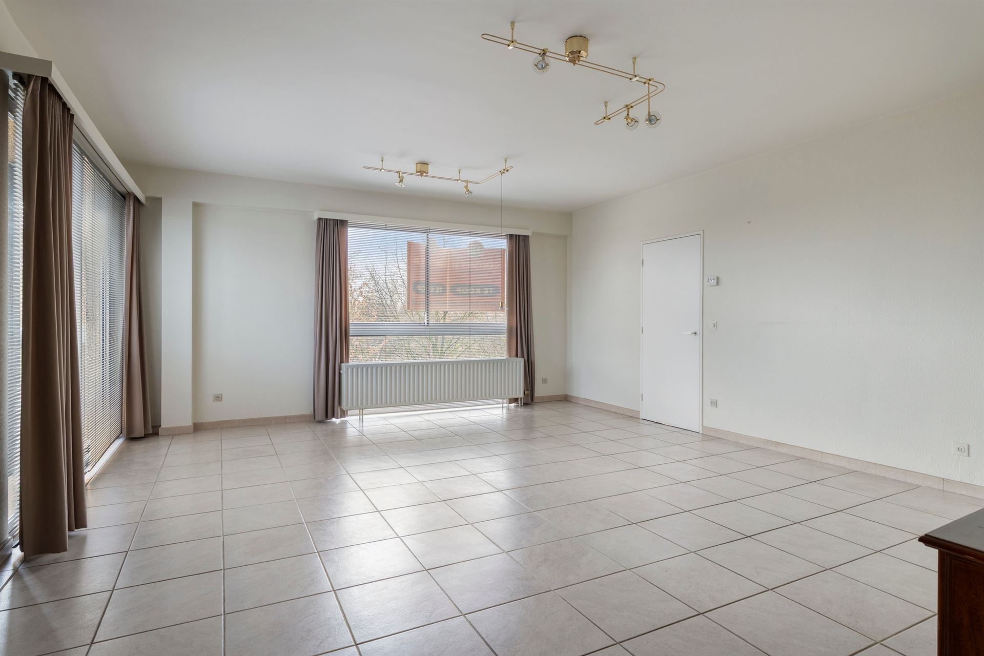 Tijdloos gerenoveerd app. 2 slpks, terras en autostaanplaats - foto 3