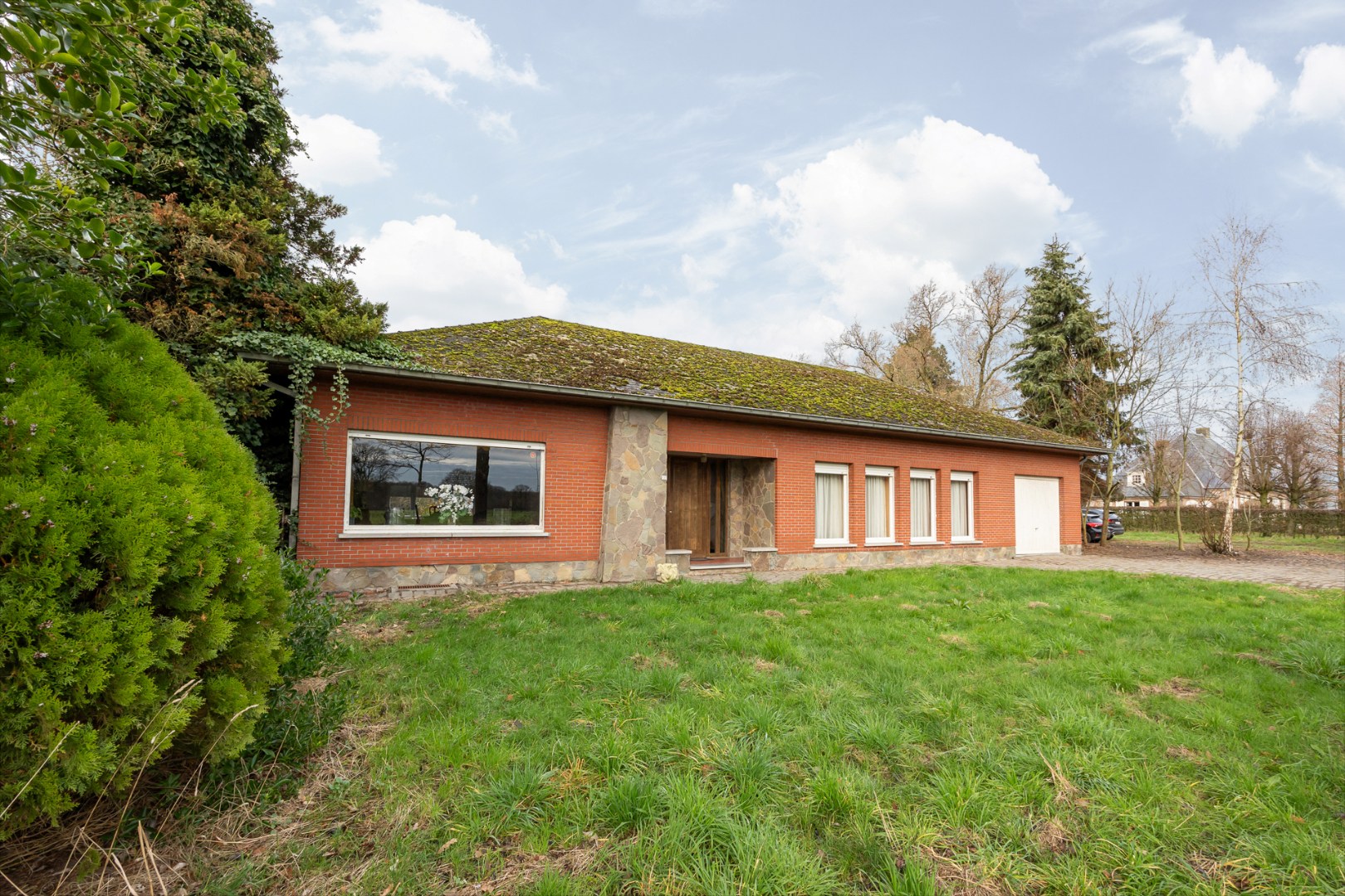 Unieke eigendom op 13.183 m² met te renoveren woning en vergunde stallingen - foto 3