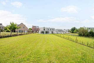 <p>KWALITATIEVE moderne energiezuinige ARCHITECTUURWONINGEN met GROTE TUIN. Mooi gelegen in een rustige & aangename omgeving. ENERGIEZUINIGE (E-peil 20) moderne NIEUWBOUWWONINGEN. Kwalitatieve GROTE KLASSEWONINGEN met OPRIT, TUIN, 3 SLK en ZONNEPANELEN!</p>