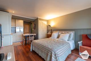 Ontdek deze <strong>ruime studio</strong> op de zeedijk van Blankenberge, ideaal als investering of tweede verblijf aan zee.<br /><br />De studio beschikt over een <strong>aangenaam en ruim terras</strong> waar je in alle rust kan genieten van een open uitzicht over het hinterland, en zelfs tot in Brugge. Binnenin vind je een <strong>praktische keuken</strong> uitgerust met alle basistoestellen, perfect voor dagelijks comfort.<br /><br />De leefruimte biedt voldoende plaats voor een <strong>dubbel bed</strong> en kan slim ingericht worden tot een gezellige en <strong>functionele woonomgeving</strong>. Daarnaast is er een <strong>verzorgde badkamer met douche, toilet en lavabo.</strong><br /><br />Dankzij de <strong>topligging op de zeedijk</strong> en de nabijheid van winkels, horeca en het strand, geniet je hier van wat de kust te bieden heeft.<br />Een ideale opportuniteit voor wie op zoek is naar een slimme investering of een aangenaam tweede verblijf in Blankenberge!