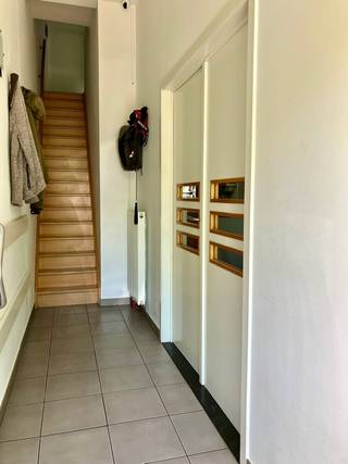 Energiezuinige en lichtrijke gezinswoning met 4 slaapkamers – EPC A.<br /><br />Instapklare woning op toplocatie in Borgerhout, pal aan het Krugerpark. Dankzij de groene omgeving, nabijheid van scholen, winkels, openbaar vervoer en kunstencentrum De Roma geniet u hier van een uitstekende woonkwaliteit. Mobiliteitsscore: 9,5/10<br /><br />De woning werd volledig gerenoveerd met aandacht voor comfort en energiezuinigheid. Ze beschikt over EPC-label A, zonnepanelen (4,4 kWh), een Daikin warmtepomp met onderhoudscontract en verlengde garantie, aangepaste radiatoren, conforme elektriciteit en recente technieken. Laatste onderhoud van de warmtepomp gebeurde op 06/05/2026 zonder opmerkingen. Het geïntegreerde drinkwatersysteem van Aqualex wordt jaarlijks onderhouden.<br /><br />Indeling:<br />Via de inkomhal bereikt u de eetkamer en open keuken met ingemaakte kasten en ingebouwde toestellen: combi-oven, microgolfoven, koelkast, inductiekookplaat en vaatwasser. Er is bijkomende ruimte voorzien voor een diepvriezer of voorraadkast. Aansluitend bevindt zich een hal met apart toilet en toegang tot de droge kelder met wasmachineaansluiting.<br /><br />De keuken loopt over in een lichtrijke leefruimte met lichtsluis en grote glaspartij die uitgeeft op de gezellige stadstuin met terras, kunstgras en beplanting.<br /><br />Op de tussenverdieping bevindt zich een ruime slaapkamer. De eerste verdieping telt een tweede ruime slaapkamer en een badkamer met natuurlijk licht, uitgerust met inloopdouche, dubbele wastafel en extra toilet. Op de tweede verdieping zijn nog twee slaapkamers aanwezig, waarvan één met vaste hoogslaper en ruimte voor bureau of extra berging.<br /><br />Extra troeven:<br /><br />* Bewoonbare oppervlakte: 164 m²<br />* Vier volwaardige slaapkamers/bureauruimtes<br />* UTP- en coax-aansluitingen in alle kamers<br />* Geïntegreerd drinkwatersysteem met gefilterd en bruisend water<br />* Veel natuurlijke lichtinval<br /><br />De combinatie van topligging, kwalitatieve renovatie, energiezuinigheid en een ruime indeling maakt deze woning bijzonder aantrekkelijk.