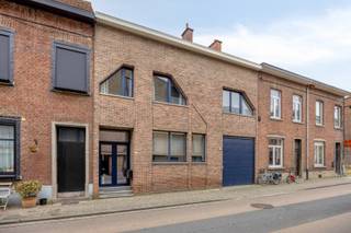 Deze instapklare woning is gelegen in Kessel-Lo, in een rustige straat nabij het Heuvelhofpark en slechts 10 minuten fietsen van Leuven centrum. <br /><br />Indeling is als volgt:<br />We betreden de woning via de inkomhal die uitkijkt op de trap naar de eerste verdieping. Rechts van de inkomhal bevindt zich de lichtrijke leefruimte. Achter de leefruimte vinden we de volledig geïnstalleerde keuken met zicht op de tuin. Naast de keuken vinden we een praktische bering met aansluiting voor wasmachine en droogkast. Deze berging heeft ook toegang tot de tuin. Tot slot vinden we nog een apart toilet op de gelijkvloers.<br /><br />Via de trap bereiken we de eerste verdieping, waar zich de nachthal bevindt. Verder zijn er 3 slaapkamers, waarvan 1 slaapkamer met inbouwkasten en 1 met douche en lavabo. Verder is er een badkamer met douche en dubbel lavabo.<br /><br />Op de tweede verdieping vinden we nog 2 slaapkamers, waarvan 1 slaapkamer met ruime dressing.<br /><br />Verder beschikt de woning over een zeer ruime garage, kelder en zolder voor stockage.<br /><br />Tot slot hebben we de gezellige tuin, terras en tuinhuis!<br /><br />Asbestveilig. Verwarming op aardgas. Elektriciteit is conform. Er zijn 14 zonnepanelen, geplaatst in 2021 en conform.<br /><br />Voor meer info of een bezoek ter plaatste, mag u ons steeds contacteren!