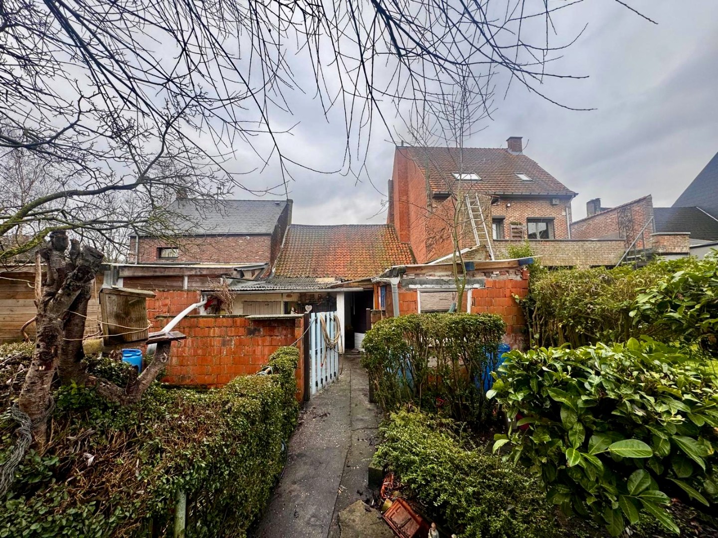 Te renoveren woning met brede gevel van 7,5 m, grote tuin en uitzonderlijk potentieel in Dendermonde - foto 4