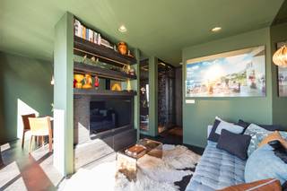 <p><span>STUDIO UNIQUE DANS UN EMPLACEMENT DE CHOIX !</span></p><p><span>Studio entièrement rénové dans le Leopoldbuilding comprenant une entrée avec porte de sécurité, vestiaire, toilettes séparées (pierre naturelle), cuisine entièrement équipée avec sol et plan de travail en pierre naturelle, placards en chêne noir, appareils MIELE (cuisinière à induction, réfrigérateur, congélateur, lave-vaisselle, four combiné micro-ondes, four à vapeur à haute pression) et lave-linge/sèche-linge encastrés, lave-vaisselle, four combiné micro-ondes, four à vapeur haute pression) et lave-linge séchant intégré, salon ensoleillé avec parquet à chevrons comprenant une salle à manger et un coin salon séparés par une cloison faite sur mesure, salle de bains entièrement en pierre naturelle, chambre à coucher verrouillable avec placards intégrés. Le studio a été entièrement vidé et rénové avec des matériaux de haute qualité (parquet en chêne à chevrons, pierre naturelle Desimpel, robinetterie Aqua Prestige, interrupteurs CJC, éclairage Brick In The Wall à intensité variable). Pompe à chaleur air/air Daikin avec climatisation. Système audio Sonos intégré. Toutes les pièces ont été entièrement optimisées avec un maximum d'espace de rangement (placage de chêne personnalisé). Comme le studio est situé au quatrième étage, qu'il est orienté vers le sud et que sa façade a une largeur de 6 mètres, la lumière est abondante. Pas de vue directe, mais de belles vues sur l'ancienne Banque nationale et la Leopoldplaats. Situé au cœur du quartier des théâtres d'Anvers. L'achat d'un parking souterrain est possible.</span></p>