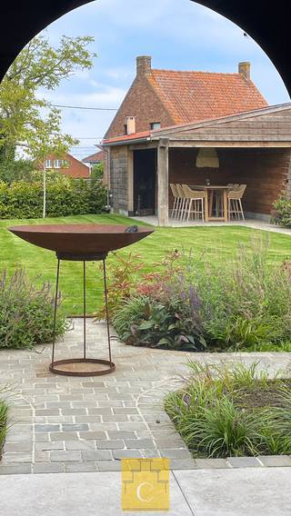 In een rustige, landelijke straat in Ichtegem bevindt zich deze <strong>recent gerenoveerde gezinswoning</strong> die charme en comfort perfect combineert. De woning werd volledig gestript en heringericht in een warme <strong>landelijke stijl met eigentijdse accenten en diverse leuke eye-catchers</strong>. <strong>Kwalitatieve natuurstenen tegels en parketvloeren</strong>, <strong>stijlvolle lambriseringen</strong> en <strong>zichtbare balken</strong> zorgen voor een unieke sfeer. Let ook op de grote glaspartijen die een perfect licht in de woning brengen. Een cosy nest op een heel rustige locatie. Binnen geniet je van <strong>twee</strong> <strong>heel mooie leefruimtes met gashaard</strong> en een ruime eethoek. De <strong>praktische keuken</strong> met blauwstenen werkblad sluit mooi aan op de leefruimtes en het terras, wat zorgt voor een heerlijk binnen-buitenleven. Op het gelijkvloers vind je bovendien een <strong>extra kamer</strong> die perfect kan dienen als <strong>slaapkamer, bureau of praktijkruimte</strong>. Boven bevinden zich <strong>twee slaapkamers </strong>– open tot in de nok met zichtbaar dakgebinte en een <strong>royale badkamer</strong> met inloopdouche, vrijstaand ovalen bad en dubbele lavabo. De <strong>volledig aangelegde en omheinde tuin</strong> met <strong>diverse terrassen, gras en plantenperken</strong> en de praktische – maar ook heel mooie – <strong>buitenberging met overdekt terras/porche</strong> is een echt paradijs — ideaal voor gezinnen met kinderen of huisdieren. Er is <strong>parking voor 3 à 4 wagens</strong>. De woning is bovendien heel rustig gelegen nabij het Wijnendalebos. Wandelaars en fietsers in de straat, weinig verkeer. 10 Minuten rijden van Torhout, een half uurtje van Brugge, een half uurtje van de kust, winkels en supermarkt op 7 minuten. <strong>Een karaktervolle, instapklare woning waar rust, charme en comfort samenkomen. </strong>Niet gelegen in een risicozone voor overstromingen. P-score : A. G-score : A. Deze woning wordt u aangeboden met een richtprijs. Elk voorstel, hetzij lager, gelijk aan of hoger dan deze richtprijs zal aan de eigenaars voorgelegd worden, die finaal zullen beslissen op welk voorstel ze wensen in te gaan. <br />