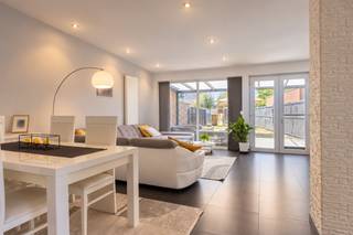 <p><span>Découvrez cette maison familiale particulièrement spacieuse, située Oude Abdijstraat 3 à Alost. Construite en 2010, elle offre une généreuse superficie habitable de 215 m², quatre chambres à coucher, deux salles d’eau et un agréable jardin. Grâce à ses beaux volumes et à son agencement modulable, cette habitation constitue un cadre de vie idéal pour une famille nombreuse ou en pleine croissance.</span></p>
<p><span>Dès votre entrée, vous découvrirez un hall soigné avec toilette séparée. Celui-ci mène à un espace de rangement pratique, idéal pour stocker les provisions, les appareils ménagers et les effets du quotidien.</span></p>
<p><span>La cuisine entièrement équipée offre tout l’espace et le confort nécessaires pour préparer vos repas. Le vaste séjour constitue le véritable cœur de la maison et permet d’aménager aussi bien un salon convivial qu’une grande salle à manger. Grâce à ses dimensions généreuses, cet espace peut être organisé librement selon vos goûts et vos besoins.</span></p>
<p><span>Depuis le séjour, vous accédez à l’agréable jardin, où vous pourrez vous détendre en toute tranquillité, partager des repas en famille ou laisser les enfants jouer en toute sécurité. L’association de volumes intérieurs généreux et d’un espace extérieur privatif garantit un confort de vie particulièrement appréciable.</span></p>
<p><span>Le premier étage accueille trois chambres à coucher de belles dimensions. Il comprend également une très grande salle de bains équipée d’une baignoire, d’une douche séparée et d’une toilette. Ses proportions généreuses en font un espace à la fois confortable et fonctionnel pour toute la famille.</span></p>
<p><span>Le deuxième étage constitue un atout supplémentaire majeur. Il propose une impressionnante pièce d’environ 45 m², actuellement aménageable comme un seul vaste espace. Celle-ci conviendra parfaitement comme chambre parentale, espace de loisirs, bureau, salle de jeux ou pièce polyvalente. Grâce à sa superficie, elle peut également être divisée en deux chambres distinctes, portant ainsi le nombre total de chambres à cinq. Une salle de douche supplémentaire à cet étage renforce le confort quotidien et permet d’y créer un espace indépendant pour des enfants plus âgés, des invités ou l’exercice d’une activité professionnelle à domicile.</span></p>
<p><span>La situation constitue également une véritable plus-value. La maison se trouve aux portes du centre d’Alost, permettant de rejoindre facilement les commerces, les écoles, les établissements horeca, les infrastructures sportives et les autres commodités du quotidien. Le centre-ville et la gare d’Alost sont aisément accessibles, tandis qu’un arrêt de bus situé dans les environs assure une bonne desserte en transports en commun.</span></p>
<p><span>Pour les familles et les amateurs de nature, la proximité du Rozekensbos, également connu sous le nom de Ten Rozen, représente un avantage considérable. Cet espace vert d’environ cinq hectares s’étend notamment entre l’Oude Abdijstraat et la Rozendreef. Les enfants pourront s’y divertir sur les buttes de jeux et les installations d’escalade, tandis que les promeneurs profiteront de la verdure, du chemin sur pilotis et des espaces de pique-nique. Le centre sportif Ten Rozen se trouve lui aussi à proximité.</span></p>
<p><span>Vous recherchez une maison familiale spacieuse, polyvalente et offrant de nombreuses possibilités d’aménagement ? Contactez-nous via </span><strong><span>dilbeek@weinvest.be</span></strong><span> ou au </span><strong><span>0497 248 251</span></strong><span> pour obtenir davantage d’informations ou planifier une visite.</span></p>