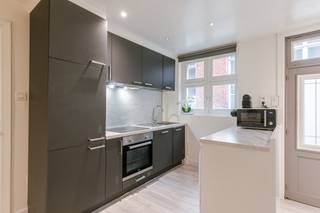 In het bruisende centrum van Brugge, op wandelafstand van de Vismarkt, de Markt, de Burg en het Astridpark, bevindt zich deze instapklare en recent vernieuwde stadswoning. De woning biedt een ruime leefkeuken, een gezellige woonruimte en een zongericht terras, en is ideaal gelegen nabij winkels, openbaar vervoer en andere stadsvoorzieningen.<br /><br />Indeling van de woning:<br />Bij het betreden van de woning komt u in een uitnodigende inkomhal die leidt naar de ingerichte leefkeuken en de aangename leefruimte. Aansluitend bevindt zich het zonnige terras, perfect georiënteerd voor ontspanning in alle rust. De woning is opgedeeld in twee aparte vleugels, elk toegankelijk via een eigen trap. Beide vleugels beschikken over twee slaapkamers en een moderne badkamer met inloopdouche. Dankzij de doordachte indeling en het samensmelten van twee huisjes, biedt deze woning ruimte en karakter met diverse gebruiksmogelijkheden.<br /><br />Troeven van de woning:<br />- Instapklaar en volledig vernieuwd in 2017<br />- Unieke indeling met twee vleugels, geschikt voor co-housing, kangoeroewonen<br />- Centrale ligging in hartje Brugge, op wandelafstand van alle voorzieningen<br /><br />Interesse?<br />Neem contact op met Eva via 0475 69 38 22 of via eva@vicusvastgoed.be<br />Plan vandaag nog uw bezoek en ontdek het potentieel van deze unieke stadswoning in het centrum van Brugge!