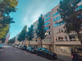 Op zoek naar een ruim en comfortabel appartement op een centrale ligging? Dit appartement, gelegen in de Rogierlaan 23 te Oostende, biedt met zijn totale oppervlakte van ca. 100 m² alle ruimte om aangenaam te wonen.<br /><br />Bij het binnenkomen word je verwelkomd in een ruime inkomhal met ingebouwde kasten, die zorgt voor extra opbergruimte. De ruime woonkamer biedt tal van mogelijkheden om een gezellige leefruimte te creëren. Daarnaast beschikt het appartement over een afzonderlijke, volledig ingerichte keuken. Via de nachthal bereik je de twee slaapkamers, de badkamer met douche en het afzonderlijke toilet.<br /><br />Een extra troef is het kleine terrasje achteraan, waar je even kunt genieten van een rustig moment in de buitenlucht. Bovendien beschik je over een privatieve kelder op niveau -1, ideaal voor extra bergruimte. Het gebouw is voorzien van een lift voor extra comfort.<br /><br />Dankzij de centrale ligging in Oostende bevinden winkels, horeca en andere voorzieningen zich op korte afstand. Het appartement is onmiddellijk beschikbaar en vormt een interessante woonopportuniteit voor wie op zoek is naar ruimte en comfort in het centrum van de stad.<br /><br />Ben je geïnteresseerd in dit pand te huur in Oostende? Ga naar de website www.dermul.be, klik op het pand dat je wenst te huren. Via de knop "ik heb interesse" vragen we u kort een profiel in te vullen. Daarna nemen we contact op voor een bezoek. Telefonisch kunnen er geen afspraken gemaakt worden.