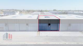 Nieuwe KMO-unit met een oppervlakte van 240 m². De nieuwe KMO-ontwikkeling '<strong>THEA</strong>' bestaat uit <strong>22 casco KMO-units</strong> met oppervlaktes tussen <strong>180 m² en 300 m²</strong>.<br />De casco KMO-units, die samenvoegbaar zijn tot grotere oppervlaktes, worden opgebouwd uit een staalconstructie in combinatie met een betonplint en geïsoleerde sandwichpanelen.<br /><br />De magazijnruimtes zijn toegankelijk via een automatische sectionale poort (4 m B x 4,50 m H) met een aparte toegangsdeur met bovenliggend raam en zijn voorzien van een lichtstraat met rookluik. De vrije hoogte bedraagt +/- 6 meter, wat het inbouwen van een mezzanine mogelijk maakt. Sommige units zijn uitgerust met een hoek - of zijraam voor extra lichtinval.<br />De gebouwen, die geschikt zijn voor zowel opslag als productie, hebben brandklasse C, zijn voorzien van een gedeelde regenwaterput en nutsvoorzieningen komen binnen in de unit. <br /><br />Op dezelfde site worden <strong>8 loten</strong> gereserveerd voor <strong>gebouwen op maat</strong> tussen 1.938 m² en 2.400 m².<br /><br />De ontwikkeling bevindt zich op 3 km van Tielt centrum en nabij de bedrijvige Kasteelstraat.<br /><br />Ruime parkeer- en manoeuvreerruimte op de site. Per unit zijn er minstens <strong>2 parkeerplaatsen</strong> voorzien.<br />Contacteer <strong>PANORAMA B2B</strong> voor bijkomende inlichtingen of een vrijblijvend plaatsbezoek <strong>050 300 800</strong>.
