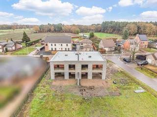 Deze rechterwoning van de 2 halfopen bebouwingen is gelegen in de Lakstraat nummers 70A te Veerle (Laakdal). De woning wordt gebouwd door Lifebouw en werkt voor jou een sleutel-op-de-deur af. Wenst u graag een aanpassing in de badkamer, keukeninrichting of toch een andere wandtegel? Bij een tijdige beslissing en in overleg kan dit naar jouw wensen worden aangepast bij onze partners van de streek.<br />De woningen zijn zeer praktisch ingedeeld en zijn quasi in spiegelbeeld met elkaar te vergelijken. In de rechterwoning komen we op het gelijkvloers binnen via de inkomhal en is er een apart gastentoilet voorzien. Verder komen we in een gezellige living die in open verbinding staat met de eetplaats en de uitgeruste keuken. Een aparte bergruimte en inpandige garage bieden extra pluspunten!<br />Via de trap in de hal is de eerste verdieping bereikbaar waar er naast de nachthal 3 slaapkamers ter beschikking zijn, een ingebouwde dressing, geïnstalleerde badkamer met ligbad, douche en dubbele wastafel, een aparte douchekamer met douche en lavabo, apart toilet en een technisch lokaal.<br />De tuin achteraan wordt afgeleverd met een aangelegd terras en omheining. Vooraan wordt een oprit voorzien om nog een extra wagen te kunnen plaatsen.<br />Enkele +++punten:<br />– energiezuinige woning: max. E30<br />– zonnepanelen<br />– warmtepomp<br />– vloerverwarming<br />– ventilatiesysteem D<br />– regenwaterput 10.000l<br />De woning is gelegen op een centrale locatie en op een boogscheut van Averbode Bos en Heide, alsook gemakkelijke toegangswegen voor een snelle bereikbaarheid.
