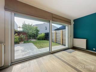 <p>This modern and energy-efficient semi-detached home offers exceptional living comfort and is ideal for a large family or for those who value space and quality. The property features no fewer than five full-sized bedrooms, a sunny garden, and a well-thought-out layout with high-quality finishes. At the front of the house, there is also a pleasant playground, which is an added advantage for families with children.<br />Upon entering the property, you are welcomed into a spacious entrance hall with a guest toilet and a generous storage/technical room, offering ample space for a washing machine, dryer, and an additional appliance.<br />The bright living area with open-plan kitchen forms the heart of the home and benefits from large windows providing a lovely view of the inviting garden.<br />The modern, fully equipped kitchen includes a cooktop with extractor hood, oven, refrigerator with freezer compartment, and dishwasher.<br />The first floor comprises three bedrooms and a comfortable bathroom with double washbasin, shower, and bathtub. The second floor offers two additional bedrooms, one of which includes a separate dressing room.<br />The property is also equipped with a ventilation system and boasts an excellent EPC rating of A, ensuring very low energy consumption. Additional storage space is available in the attic.<br />There is the option to purchase a garage box for €38,000.</p>