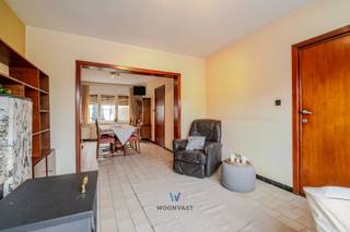 Op wandelafstand van station, centrum en winkels vind je deze ruime woning met zonovergoten tuin.<br /><br />De woning bestaat uit een inkomhal met apart toilet, lichtrijke leefruimte, aparte keuken en wasruimte met toegang tot de tuin. Garage en berging.<br />Op de eerste verdieping bevinden zich 3 ruime slaapkamers en een badkamer met douche, wastafel en toilet. <br />Kamers te weinig? Er is nog een ruime zolder (toegankelijk via een vaste trap) waar 2 extra kamers zijn.<br /><br />TROEVEN IN EEN NOTENDOP:<br /> - Centrale ligging!<br /> - Solide constructie!<br /> - 5 slaapkamers mogelijk!<br /> - Zonnige tuin!<br /> - Inpandige garage!<br /><br />Deze woning biedt de ideale basis om er jouw droomhuis van te maken.<br /><br />Meer informatie/een bezoek? Maak eenvoudig jouw afspraak op WWW.WOONVAST.BE of contacteer Morgane op 0498 60 61 75 of via morgane@woonvast.be