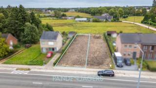 Deze bouwgrond van 504 m2 groot is geschikt om er een halfopen bebouwing te realiseren. Volgens de stedenbouwkundige voorschriften mag er een woning gebouwd worden met een bouwdiepte van 17 meter. De grond zelf is afgerond zo'n 10 meter breed en 50 meter diep. De naastliggende bouwgrond werd onlangs verkocht. <br /><br />Een grote troef is zonder meer dat de bouwgrond nabij de ingang van het Mouriaubos ligt: een groene omgeving om te spelen of om er gezellig te wandelen.<br /><br />In 2026 wordt er verwacht dat de werken aan de baan van start gaan. Volgens de huidige plannen zal de rijweg smaller worden en komt er een groene berm met gracht en een fietspad. Dit alles zal voor een veiligere en rustigere omgeving zorgen. <br /><br />Ideaal gelegen voor gezond en duurzaam wonen:<br />- Landelijke ligging 1.5 km van Duffel centrum <br />- 50 m van de Mouriaulaan en wandelpaden in een groene omgeving <br />- In de nabijheid van het jaagpad langs de Nete <br />- 200 m van een bushalte <br />- 500 m van de fietsostrade Antwerpen – Mechelen - Brussel <br />- 2.5 km van het treinstation Sint Katelijne Waver en Duffel<br />- 5 km van AZ Sint Maarten<br />- Op loopafstand van het sportterrein "De Pollepel" <br /><br />Pandenjagers is een innovatief vastgoedkantoor en kiest bewust voor een unieke e transparante aanpak. Bij ons bestaat de totale aankoopprijs altijd uit twee duidelijke onderdelen: de vraagprijs die bovenaan in de advertentie vermeld staat, plus onze vaste commissie van 10.000 euro incl. BTW. Dankzij deze open prijsstructuur krijgt u als koper vanaf het eerste moment een eerlijke inkijk hoe de totale prijs van het pand tot stand is gekomen. <br /><br />Interesse? Contacteer ons via 015/677.000 of info@pandenjagers.be.