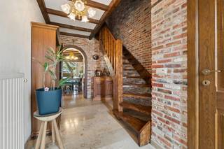 +++ Salvialaan 49, Liedekerke +++<br />
<p><span>Deze verzorgde 2-gevelwoning geniet van een </span><strong><span>uitstekende ligging</span></strong><span> en combineert een vlotte bereikbaarheid met comfortabel wonen. Het station bevindt zich op wandelafstand, de E40 is bereikbaar in amper 5 minuten en ook scholen, winkels en openbaar vervoer liggen vlakbij. </span><span>Via de inkomhal met </span><strong><span>gastentoilet</span></strong><span> komt u in de aangename leefruimte, bestaande uit een gezellige zithoek en eetkamer. Aansluitend bevindt zich de </span><strong><span>vernieuwde open keuken (2023)</span></strong><span>. </span><span>Ook de badkamer bevindt zich op het gelijkvloers en werd in </span><strong><span>2025 volledig vernieuwd</span></strong><span>. Ze is uitgerust met een toilet, lavabo, ligbad en aparte douche. Verder beschikt de woning over een </span><strong><span>inpandige garage</span></strong><span>. </span><span>Vanuit de woonkamer heeft u rechtstreeks toegang tot het </span><strong><span>terras met zonneluifel</span></strong><span> en de tuin, waar u in alle rust kunt genieten. Een praktisch tuinhuis zorgt voor extra bergruimte. </span><span>Op de eerste verdieping bevinden zich </span><strong><span>3 slaapkamers, een bureau en een apart toilet</span></strong><span>. De ruime zolder biedt bovendien extra mogelijkheden en kan ingericht worden als </span><strong><span>bijkomende slaapkamer, hobbyruimte of polyvalente kamer</span></strong><span>. </span><span>Ook parkeren vormt geen probleem: naast de inpandige garage biedt de </span><strong><span>oprit plaats aan meerdere wagens</span></strong><span>. </span><span>Bovendien scoort deze woning uitstekend op energetisch vlak met een </span><strong><span>EPC-label B</span></strong><span> en is de </span><strong><span>elektrische installatie conform</span></strong><span>. Kortom een instapklare woning met veel ruimte, een aangename tuin en een uitstekende bereikbaarheid: een mooie opportuniteit voor wie comfortabel en centraal wil wonen! <strong>Interesse? Contacteer ons voor meer informatie of een bezoek via 0478/05 90 69 of info@immoteam.be.</strong></span></p>