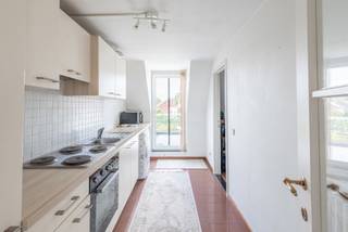 Duplex appartement met terras te Mol.

Dit duplex appartement op de tweede verdieping is ideaal gelegen in Mol, op wandelafstand van winkels, horeca en openbaar vervoer.

Op het gelijkvloers niveau van het appartement vind je een ruime living met eetruimte, een praktische keuken met aangrenzende berging, een apart toilet, de badkamer met douche in bad, en een terras aan de achterzijde waar je in alle rust kan ontspannen.

Op het bovenverdiep bevinden zich twee volwaardige slaapkamers.

Deze indeling maakt het appartement zowel comfortabel als functioneel, perfect voor wie centraal wil wonen of op zoek is naar een interessante investering.

Interesse? Contacteer ons voor een bezichtiging en ontdek zelf de troeven van dit appartement!
Vermelde afmetingen/oppervlakten zijn indicatief. Oppervlakten conform EPC.