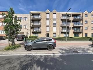 Aangenaam gelijkvloers appartement nabij het centrum van Vilvoorde<br />Dit gezellige gelijkvloerse appartement bevindt zich op wandel- en fietsafstand van het centrum van Vilvoorde en beschikt over een mooi zuidgericht terras.<br />Het appartement omvat een lichtrijke woonkamer met open, volledig ingerichte keuken. Zowel de woonkamer als de keuken geven rechtstreeks toegang tot het aangename terras, voorzien van een BBQ en met een mooi uitzicht op het groen.<br />Verder beschikt het appartement over één slaapkamer, een badkamer met douche en toilet, en een praktische berging.<br />In de ondergrondse verdieping bevindt zich bovendien een autostaanplaats, die gemakkelijk bereikbaar is via de lift.<br />Pluspunt: airco in de leefruimte<br />Ideaal voor wie comfortabel en rustig wil wonen, met alle voorzieningen van het centrum binnen handbereik.