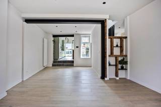 Welkom in deze karaktervolle woning die in 2024 volledig en tot in de puntjes gerenoveerd werd. Op wandelafstand van het centrum (800 meter) geniet...