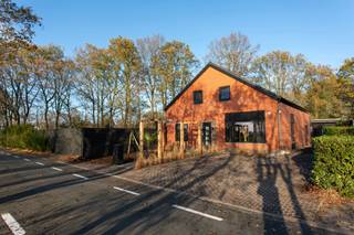 Volledig gerenoveerde villa (5/6 slpk – 2 badk) met ruime garage op een unieke locatie, omgeven door een prachtig wijds landelijk verzicht...