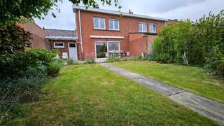 Rustig gelegen woning met tuin. <br /><br />Indeling:<br />Gelijkvloers Inkomhal, toilet, woonkamer, keuken, garage en tuin.<br />Eerste verdiep: Badkamer, 3 slaapkamers + zolder.<br /><br /><br />Troeven<br />- Rustig gelegen <br />- 3 slaapkamers<br />- Staanplaats + garage <br />