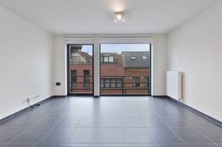 <p><span>Instapklaar appartement van 50 m², gelegen in een rustige en aangename straat, maar toch op een steenworp van uitstekende verbindingswegen naar het centrum en omliggende gemeenten. </span></p><p><span> </span></p><p><span>Dit charmante appartement beschikt over één ruime slaapkamer, een gezellig klein terrasje en biedt dankzij de grote ramen een overvloed aan natuurlijk licht, wat zorgt voor een warme en uitnodigende sfeer.</span></p><p><span> </span></p><p><span> </span></p><p><span>De woonruimte is efficiënt ingedeeld, waardoor het een praktisch en comfortabel geheel vormt, ideaal voor starters, singles of koppels die op zoek zijn naar een instapklaar appartement. </span></p><p><span> </span></p><p><span>Bovendien zijn de maandelijkse kosten laag, waardoor het een financieel interessante keuze is. Dankzij de instapklare staat hoeft u enkel uw meubels te plaatsen om er meteen te kunnen wonen.</span></p><p><span> </span></p><p><span> </span></p><p><span> </span></p><p><span>Laat u verrassen door dit lichtrijke appartement dat rust en bereikbaarheid combineert en een perfecte balans biedt tussen comfort en gemak.</span></p>