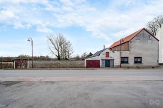 We Invest Hesbaye vous propose cette maison 4 façades pleine de potentiel située à Latinne.CompositionRez-de-chaussée : hall d’entrée, sur la droite...