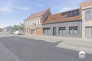 [[ DIT PAND NEEMT DEEL AAN DE ERA OPEN HUIZEN DAG OP 13/6 VAN 17:30 TOT 18:30 ]]
<p>&amp;#127969; TE KOOP: Praktische woning met tuin en 3 slaapkamers</p>

<p>Deze woning biedt een praktische indeling, veel lichtinval en een aangename tuin. Ideaal voor wie op zoek is naar een comfortabele thuis met voldoende ruimte.</p>

<p><strong>Indeling gelijkvloers:</strong></p>

<ul><li>
	<p>ruime en lichtrijke leefruimte</p>
	</li><li>
	<p>open keuken met directe verbinding naar de leefruimte</p>
	</li><li>
	<p>badkamer op het gelijkvloers</p>
	</li><li>
	<p>apart toilet</p>
	</li><li>
	<p>toegang tot de tuin</p>
	</li></ul>

<p><strong>Eerste verdieping:</strong></p>

<ul><li>
	<p>3 slaapkamers</p>
	</li><li>
	<p>extra bergruimte</p>
	</li></ul>

<p><strong>Kelderverdieping:</strong></p>

<ul><li>
	<p>kelder, geschikt als extra opslagruimte</p>
	</li></ul>

<p>☀️ <strong>Extra troeven:</strong></p>

<ul><li>EPC-label C (8 zonnepanelen)</li><li><strong>Conforme elektriciteit</strong></li></ul>

<p>&amp;#128222; Interesse in deze woning? Neem vandaag nog contact op met je ERA-makelaar voor een bezoek.</p>

<p><strong>JOUW DROOMHUIS. ZO GEVONDEN!</strong></p>