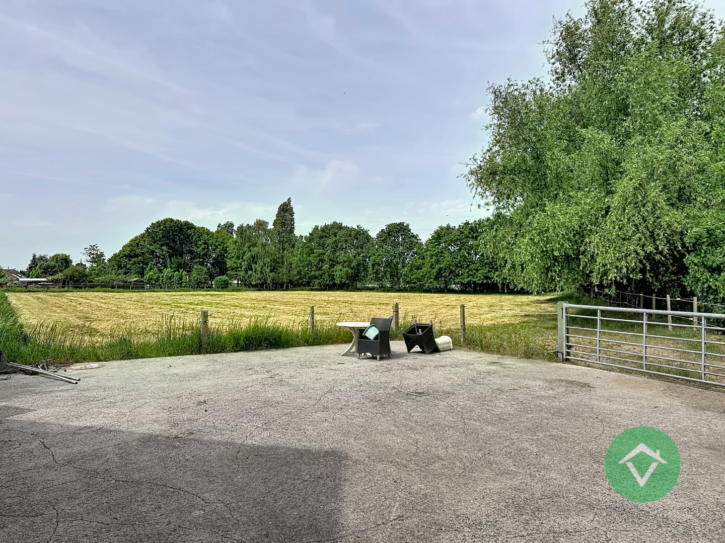 Alleenstaande woning met naastliggend stuk bouwgrond en weide te Eernegem - foto 5