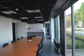 - Nieuwe gebouwen met professionele uitstraling<br />- Op 2,5 Km gelegen van afrit 24 (Geel Oost) van de E313 (Antwerpen - Luik)<br />- Kleine kantoorruimtes mogelijk aan zeer concurrentiële prijzen.