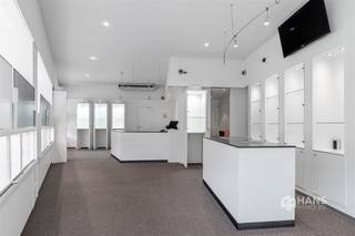 <p><span>Te renoveren handelshuis (319 m²) in Merksem.</span></p><p><span>Een handelshuis pal op de Bredabaan? Qua zichtbaarheid kan je het moeilijk nog beter treffen! Parking bevindt zich om de hoek, tram en bus stoppen voor de deur en dankzij de levendige ligging geniet je dagelijks van heel wat passage. Kortom: een uitstekende locatie om jouw zaak in de kijker te zetten.</span></p><p><span>Het handelshuis beslaat een totale oppervlakte van maar liefst 319 m² en is deels te renoveren. Het handelsgelijkvloers verkeert in goede staat en was voorheen ingericht als juwelierszaak, maar leent zich dankzij de indeling voor uiteenlopende commerciële doeleinden. De handelsruimte beschikt over een aangrenzende keuken, een apart toilet, extra bergruimte en een achteruitgang. Samen is het gelijkvloers goed voor een oppervlakte van circa 105 m².</span></p><p><span>De bovengelegen (tussen)verdiepingen bieden nog eens circa 200 m² aan ruimte en zijn volledig te renoveren. De royale oppervlaktes vormen een blanco canvas dat je volledig naar eigen wensen kan vormgeven. Zo biedt het pand onder meer de mogelijkheid om wonen en werken onder één dak te combineren en de bovenverdiepingen om te vormen tot een ruime woonst met meerdere kamers (mits de nodige vergunningen).</span></p><p><span>Een eigen zaak beneden en thuiskomen boven? Hier bepaal je zelf hoe je de beschikbare ruimte benut en creëer je een geheel dat perfect aansluit bij jouw plannen.</span></p><p><span>Op zoek naar een ruim handelshuis met een uitstekende zichtbaarheid én een waaier aan mogelijkheden? Kom het potentieel zelf ontdekken! Bewoonbare opp. 319 m² – ref.: bruto vloeropp. Voor meer info of een gratis schatting surf naar www.hansimmo.be</span></p><p><span> </span></p>