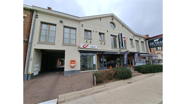 Een vernieuwd appartement op de eerste verdieping met autostaanplaats - foto 1