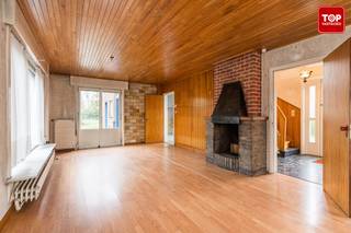 Deze alleenstaande woning op een perceel van 845 m² biedt een goede basis voor renovatie.Op het gelijkvloers bevinden zich de leefruimte, keuken en...