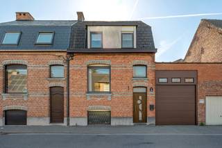 In centrum van Puurs, nabij het treinstation gelegen : deels te renoveren oudere Bel-Etage woning met 2 slaapkamers, tuin, grote garage en...