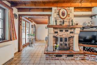 MAISON A VENDRE à GERAARDSBERGEN<br /><br />Pour une visite appelez Saimen : 0470/79.24.20 ou envoyez un email à saimen@cornelis-partners.be<br />Située dans un cul-de-sac tranquille, cette charmante maison offre une oasis de paix et d'intimité - idéale pour les familles ou ceux qui recherchent une maison rurale.<br /><br />Disposition :<br />La propriété est aménagée au rez-de-chaussée et comprend un hall d'entrée accueillant, une cuisine pratique (mise à jour en 2020), une salle à manger et un espace de vie. Il y a également trois chambres à coucher de taille normale et une salle de bains - parfaitement aménagées pour une vie confortable.<br />Un escalier fixe permet d'accéder au grenier spacieux, où vous avez la possibilité de créer des chambres supplémentaires ou une salle de loisirs - idéal pour ceux qui ont besoin de plus d'espace ou d'un aménagement flexible de l'étage.<br /><br />Atouts supplémentaires :<br /><br />Spacieux débarras/garage - utile pour les vélos, le matériel de jardinage ou un espace de stockage supplémentaire<br />Panneaux solaires combinés à une batterie domestique <br />Double vitrage dans un cadre en bois <br />Situation rurale - entourée de verdure et de nature<br />Rue en cul-de-sac - vie sûre et tranquille, pas de trafic de transit<br />Cette maison allie tranquillité, espace et emplacement unique. Une maison idéale pour ceux qui aiment le plein air sans faire de compromis sur le confort.<br /><br />Intéressé(e) ?<br />N'hésitez pas à prendre rendez-vous pour une visite et découvrez par vous-même le potentiel et le charme de cette propriété !