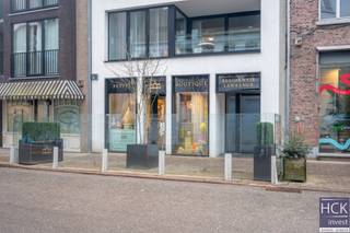 <strong>De ligging</strong><br />Dit handelspand is gelegen op het gelijkvloerse verdiep van het recent opgetrokken gebouw 'Residentie Lawrence' gelegen in <strong>de meest gekende winkelstraat van Deinze</strong>. De Tolpoortstraat bevat namelijk meer dan 50 handelszaken. Qua <strong>commercialiteit en visibiliteit</strong> kan u geen betere locatie vinden! <br /><br /><strong>De indeling</strong><br />Het handelspand doet momenteel dienst als gekende horecazaak. Als bijkomende troef is er de mogelijkheid tot gebruik van een terras vooraan het pand.<br />Een andere bestemming dan horeca (cf. de statuten van het gebouw) is uiteraard steeds mogelijk.<br /><br /><strong>Kenmerken</strong><br />- bouwjaar 2022<br />- bruikbare vloeroppervlakte: ca 84 m² (cf. EPC)<br />- breedte gevel 4,8 m<br /><strong>- EPC: A-label</strong><br /><br /><strong>Troeven</strong><br />- nieuwbouw (bouwjaar 2022) én energiezuinig handelspand!!<br />- uitstekende ligging!!<br />- <strong>gratis parking 'Brielpoort' met 550 parkeerplaatsen vlakbij!!</strong><br /><br />Voor meer informatie of een bezoek ter plaatse reageer via het contactformulier of stuur een mail naar info@hckinvest.be