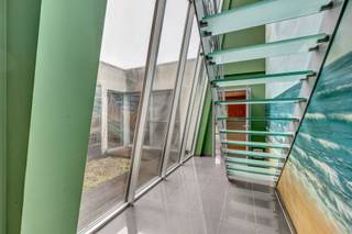 Voor meer info of een bezoek, bel 053 59 49 31 - Deze unieke architectenwoning is gelegen langs de Beversesteenweg, een belangrijke verbindingsweg...