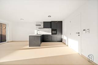 Cet appartement élégamment rénové, situé au premier étage, offre un cadre de vie confortable et serein dans un emplacement central et calme. Vous...