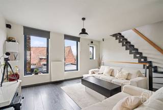 <p><strong>Topgelegen handelspand met verhuurd duplexappartement</strong></p><p>Strategisch gelegen handelspand met uitstekende visibiliteit, gecombineerd met een <strong>verhuurd appartement met aparte ingang</strong> – ideaal als investering of combinatie wonen/werken.<br />Het <strong>gelijkvloers</strong> omvat een ruim en lichtrijk handelspand met aparte praktijkruimte, keuken en een ruime berging.<br />Op de <strong>eerste verdieping</strong> bevindt zich een <strong>gerenoveerd duplexappartement</strong> met éen slaapkamer en een ruime, lichte leefruimte dankzij de grote raampartijen.</p><p>Een veelzijdig eigendom op een toplocatie met sterke commerciële troeven en een stabiel huurrendement.</p>