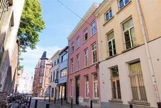 <p><span>GENT - Struifstraat : Ben je op zoek naar </span><span>een charmante en lichtrijke studio</span><span> te huur in centrum Gent? Lees dan snel even verder.</span></p><p><span> </span></p><p><span>De voornaamste troeven:</span></p><ul><li><span>Topligging in het hart van Gent</span></li><li><span>Vlotte bereikbaarheid met het openbaar vervoer</span></li><li><span>Lichtrijke leefruimtes</span></li><li><span>GEEN STUDENTEN</span></li></ul><p><span> </span></p><p><span>Indeling:</span></p><p><span>Open keuken (kookplaat en koelkast), leef- en slaapruimte, badkamer uitgerust met douche, lavabomeubel en toilet.</span></p><p><span>Gemeenschappelijke fietsenstalling in gebouw.</span></p><p><span> </span></p><p><span>Geen aansluiting </span><span>voor een wasmachine.</span></p><p><span> </span></p><p><span>Belangrijke informatie:</span></p><p><span>Beschikbaar vanaf 1/12/2026. (Mogelijkheid vanaf 01/10/2026 in samenspraak). </span><span>Domicilie verplicht.</span></p><p><span>Huurprijs: € 615 + € 80 provisie EGW (elektriciteit, gas en water). </span></p><p><span> </span></p><p><span>Interesse in deze toffe studio? Vraag dan snel jouw bezoek aan via onze website www.axellenaerts.be!</span></p>