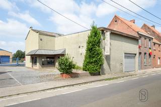 <p><strong>À vendre : Bâtiment polyvalent avec entrepôt, dépôt ou espace commercial à Ooigem !</strong><span></span></p><p>Situé à un emplacement central et facilement accessible à Ooigem, ce bâtiment professionnel polyvalent offre une surface utile d'environ <strong>370 m²</strong>. Grâce à son agencement flexible, ce bien convient parfaitement aux indépendants, artisans, entrepreneurs ou investisseurs.</p><p><strong>Pourquoi ce bien est-il unique ?</strong><br />Le bâtiment comprend un vaste entrepôt, dépôt ou espace commercial pouvant être aménagé selon vos besoins. Une porte sectionnelle automatique garantit un accès aisé, tandis que le parking privé peut accueillir jusqu'à cinq véhicules. Le bien est également équipé d'un chauffage au gaz naturel, de l'eau de ville, de l'électricité et d'un système d'alarme. Situé en zone d'habitat, il représente également une excellente opportunité comme terrain à bâtir ou projet de développement.</p><p><strong>Pour qui est-ce idéal ?</strong><br />Idéal pour les indépendants, PME ou entrepreneurs à la recherche d'un espace professionnel polyvalent bénéficiant d'une excellente accessibilité. Ce bien constitue également un investissement intéressant grâce à sa situation en zone d'habitat et à ses nombreuses possibilités d'exploitation.</p><p><strong>À vendre par Immo Beguin</strong>, votre expert immobilier depuis 2009, avec des agences à Renaix, Waregem, Courtrai, Deinze, Tournai et Lessines.</p><p><strong>Plus d'informations ou une visite ?</strong><br />Contactez <strong>charlotte@immobeguin.be</strong>.</p>