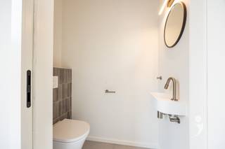 <p><span>Nieuwbouwwoning op een toffe locatie!</span></p><p><span> </span></p><p><span>Deze volledig afgewerkte nieuwbouwwoning combineert hedendaags comfort met energiezuinig wonen en een uitstekende ligging nabij het centrum van Baal. </span></p><p><span> </span></p><p><span>Op het gelijkvloers beschikt de woning over een inkomhal met gastentoilet en een lichtrijke leefruimte met open keuken. De keuken is uitgerust met een praktisch kookeiland en al het nodige comfort zoals een ingebouwde frigo met vriesvak, inductiekookplaat, vaatwasser, oven, microgolf wastafel en meer dan voldoende kastruimte. Daarnaast is er een ruime garage met extra bergruimte.</span></p><p><span> </span></p><p><span>De eerste verdieping telt maar liefst vier ruime slaapkamers met parketvloer. De master bedroom beschikt over een privatieve ensuite badkamer met regendouche, dubbele wastafel en toilet. Een tweede, ruime badkamer is voorzien van een ligbad, regendouche en dubbele wastafel. Verder is er een afzonderlijk derde toilet in de nachthal en een praktische berging met ventilatiesysteem type D.</span></p><p><span> </span></p><p><span>Ook buiten is alles volledig afgewerkt: de oprit is aangelegd, de tuin is omheind en ingezaaid en het terras is klaar voor gebruik. U hoeft hier niets meer te doen en kunt meteen genieten van uw nieuwe thuis.</span></p><p><span> </span></p><p><span>De woning is uitgerust met vloerverwarming met mogelijkheid tot koeling, een warmtepomp, zonnepanelen, ventilatiesysteem type D en hoogrendementsbeglazing. Een moderne, energiezuinige en volledig afgewerkte woning waar comfort centraal staat. Ontdek ze tijdens een bezoek!</span></p><p><span> </span></p><p><span>Deze woning wordt verkocht onder het BTW-stelsel. De prijs inclusief registratierechten en btw bedraagt €788.790.</span></p><p><span> </span></p><p><span>Interesse? Contacteer ons via 016 15 31 15 of <span>info@immolivit.be</span></span><span>.</span></p>