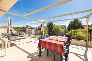Au dernier étage d’une petite copropriété parfaitement entretenue avec ascenseur, découvrez ce superbe penthouse de ±114 m² (PEB), baigné de...