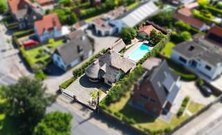 Kortrijk: villa met zwembad op centrale ligging in KortrijkIndeling: Bij binnenkomst in de inkomhal met apart gastentoilet kan u rechts een...