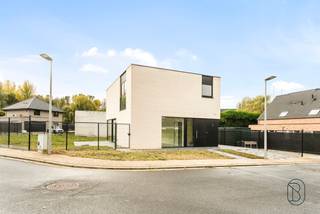 Te koop: moderne open nieuwbouwwoning met zuidgerichte tuin in MarkeIn de Torkonjestraat in Marke, vlak bij Kortrijk, de E17 en E403, vind je deze...